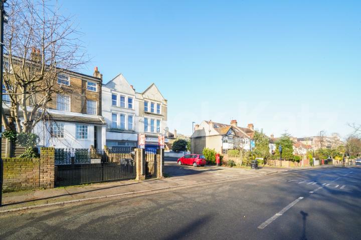 Small but perfectly formed, self contained top floor studio   Upper Tulse Hill, Brixton